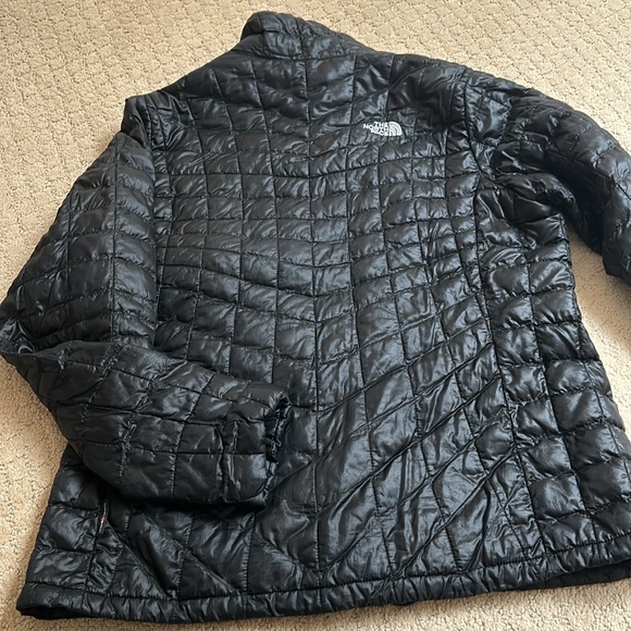Women’s north face black thermaball jacket - Picture 4 of 6